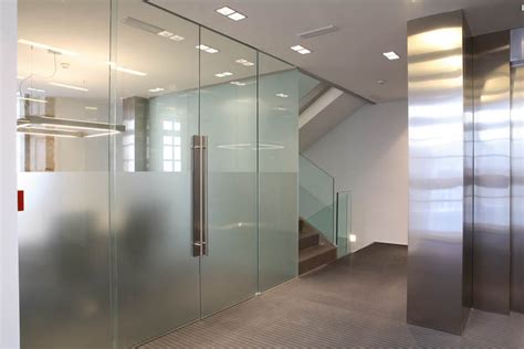 250 series doors have the same solid aluminum narrow profile rail design found on the 150 series doors (above), but also have narrow vertical stiles with or without weatherstripping. Frameless Glass Doors West Sussex