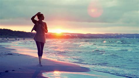 壁紙 ビーチで歩く少女、海、夕日 2560x1440 Qhd 無料のデスクトップの背景 画像