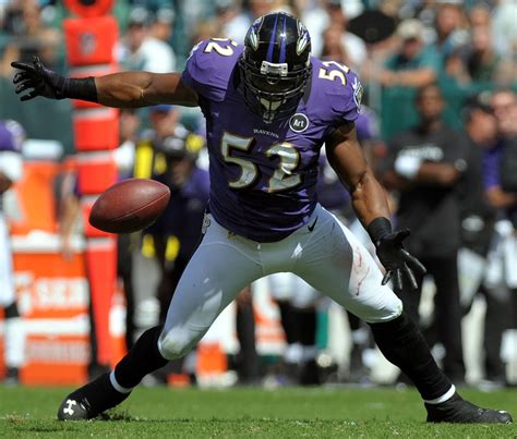 Injury To Ray Lewis Leaves Hole In Ravens Core The New York Times