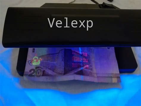 Un detector de billetes falsos es un dispositivo que nos permite diferenciar los billetes originales o legítimos de los billetes falsos. Detector De Billetes Falsos Portatil Uv Pilas Aa Bateria ...