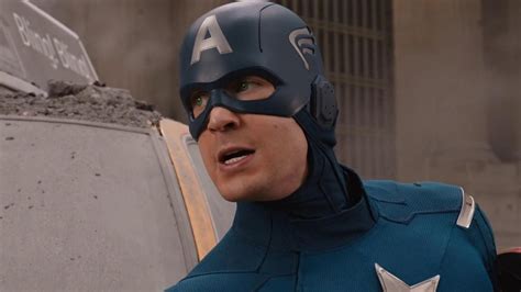 First Look At Captain America S New Suit In Avengers Age Of Ultron