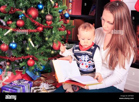 Niño Leyendo Un Libro Fotografías E Imágenes De Alta Resolución Alamy