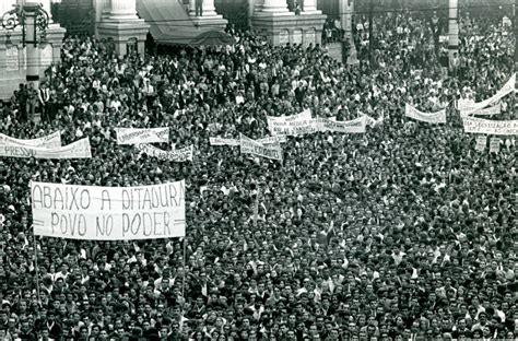 A hq, da editora três estrelas, transforma as aulas de história mais chatas do mundo em uma. Golpe de 64: autoritarismo não acabou, apenas mudou de ...
