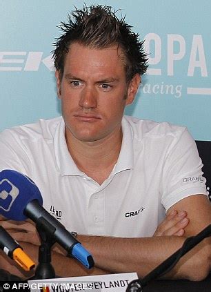 Syklisten mistet livet etter et fall på den 3. Wouter Weylandt: Widow of Belgian cyclist killed in horror ...