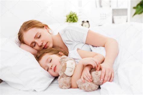 Feliz Familia Madre E Hijo Durmiendo En La Cama Fotografía De Stock