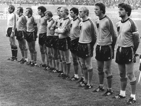 Aos 38 minutos, sjöberg passou pela defesa brasileira e marcou o primeiro gol no canto direito de leão. Fotos e imagens da Copa de 1978 - UOL Copa do Mundo ...