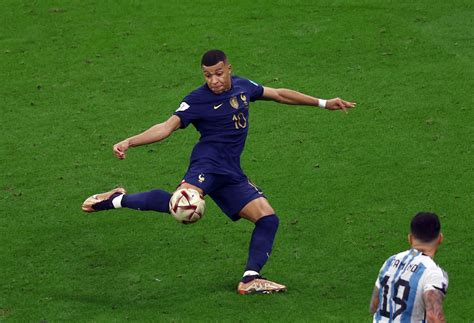 finále ms ve fotbale 2022 argentina francie kylian mbappé střílí gól na 2 2 aktuálně cz