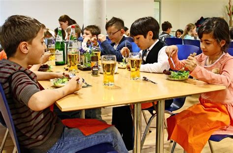 Ihre ansprechpartner sind persönlich für sie da. Knigge-Kurs für Schüler der Montessori-Schule Hausen: Der ...