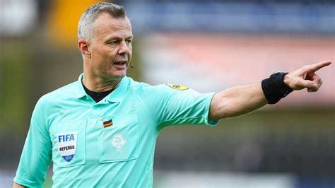 The uefa referees committee has announced that björn kuipers from the netherlands will referee the uefa euro 2020 final between italy and england, which will be played on sunday 11 july at 20:00. Scheidsrechter Björn Kuipers leidt topper Ajax - PSV ...