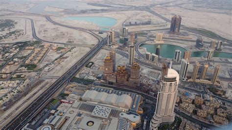 Oben die typischen touristenfallen und ewiges anstehen. At the Top Sky Burj Khalifa: Dubai aus dem 148. Stockwerk ...