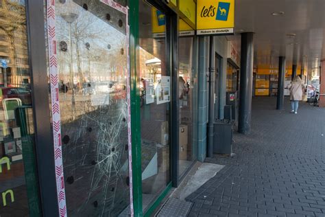 Hier verzamelen we verhalen over de rellen die na het invoeren van de avondklok zijn ontstaan. Verdachten opruien rellen zetten geld op hoofd agenten ...