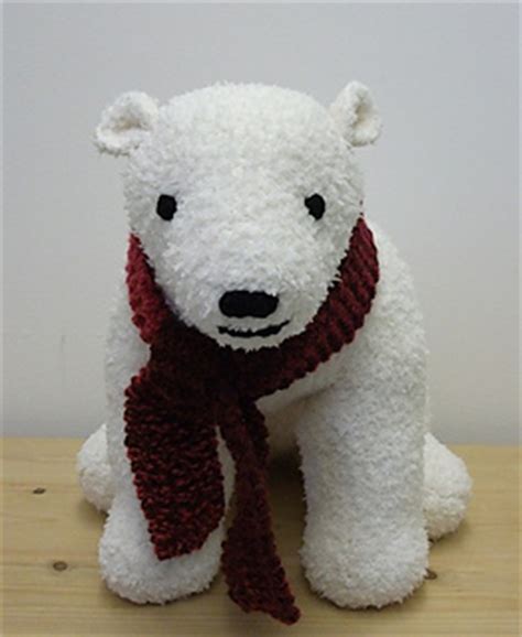 Adorable toy polar bear knitting pattern. Ravelry: Toy Polar Bear pattern by Woman's Weekly