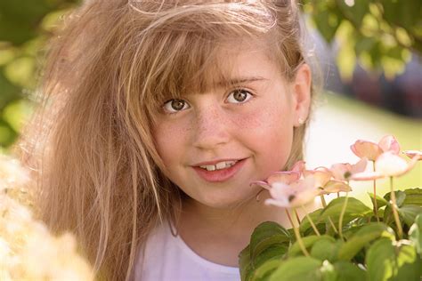 무료 이미지 자연 사람들 소녀 여자 사진술 꽃 전망 초상화 어린이 인간의 닫기 표정 미소 긴 머리 닫다 얼굴 유아 눈 피부 아름다움