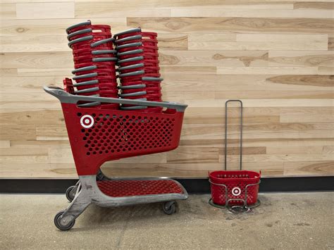 Target Boosts Wages and Delivers Bonuses to Rank-and-File - Bloomberg
