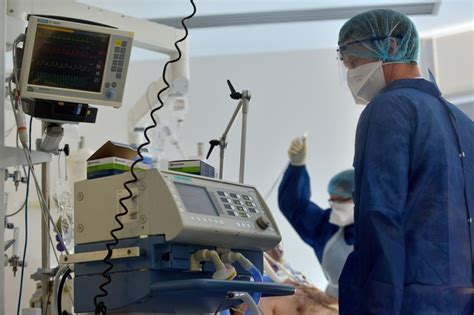 Par exemple, dans une commune de 100.000 habitants, la détection de quatre cas de coronavirus aboutit à un taux d'incidence de l'ordre de 400. CARTE. Covid-19 : quel est le taux d'incidence de votre ...