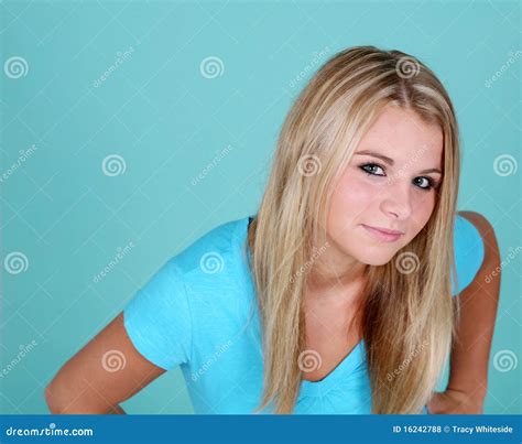 De Tiener Van De Blonde Op Blauwe Achtergrond Stock Foto Image Of Meisje Jong 16242788