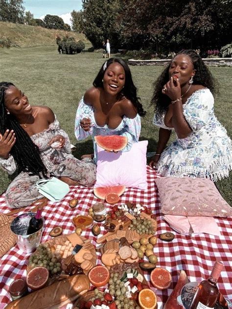 Summer Picnic Ideas To Plan A Party Style Synopsis In 2021 Picnic Date Outfits Picnic