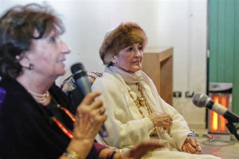 La fila gremita di persone. carla fracci - L'Ora Vesuviana