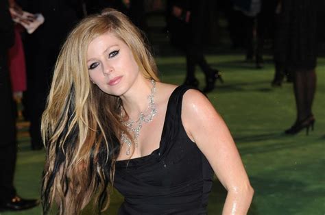 Avril Lavigne Debuts 17 Carat Diamond Anniversary T