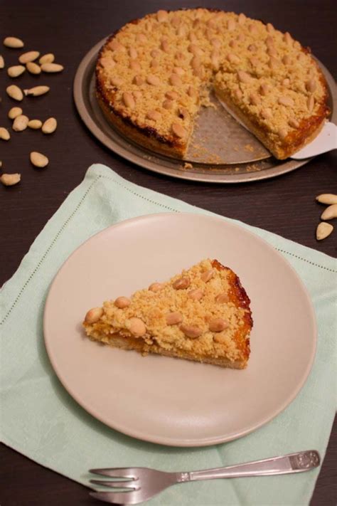 Lavare le albicocche, dividerle in due ed eliminare il nocciolo. Torta Sbrisolona con marmellata di albicocche e mandorle ...