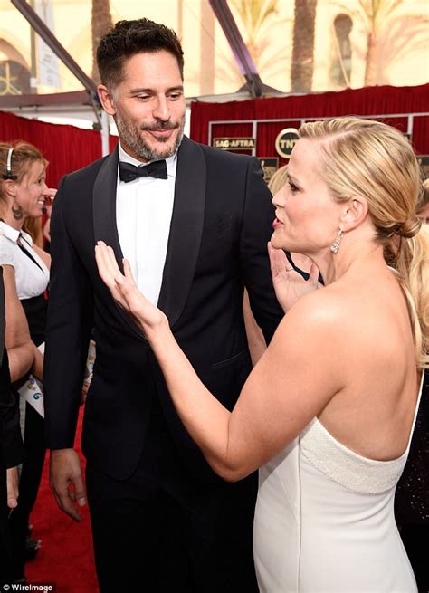Reese Witherspoon Jokes About Kissing Sofia Vergara At Sag Awards Daily Mail Online