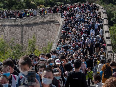 Photos Of Tourists Packed Onto The Great Wall Of China Look Like They