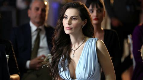 Zvijezda Izdaje 10 mrak modnih izdanja glumice Hatice Şendil koja