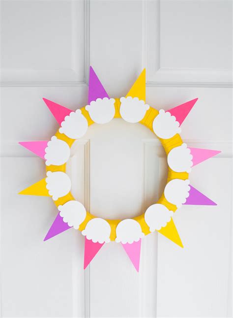 Easy Diy Summer Wreath With Ice Cream Cones That Look Like Sunshine Merriment Design