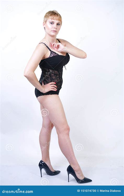 mulher positiva bonita do tamanho com cabelo curto e corpo curvy carnudo que veste o roupa