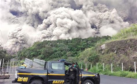 Con Explosiones D Biles Contin A Actividad Del Volc N Del Fuego En