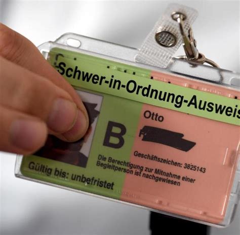 Berlin verteilt Hülle für «Schwer-in-Ordnung-Ausweis» - WELT