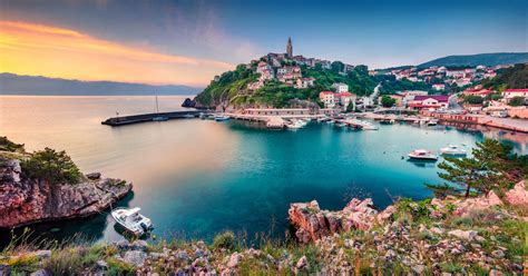 406 km², die größte insel kroatiens ist, liegt am anfang der region kvarner. Autocampertur langs Elben og Donau imod øen Krk i Kroatien ...