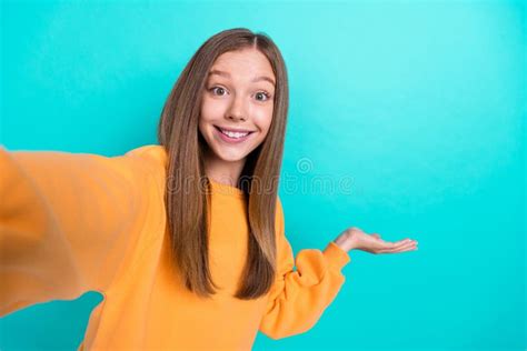 Selfie Closeup Photo Cadre Of Young Positive Girl Hold Palm Recommend