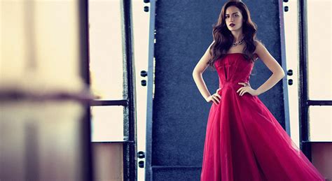 Wallpaper Model Rambut Panjang Merah Fotografi Aktris Gaun Biru Mode Musim Semi