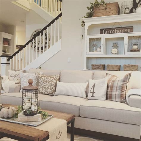 Country feeling with antique furniture. Farmhouse Living Room - Modern House