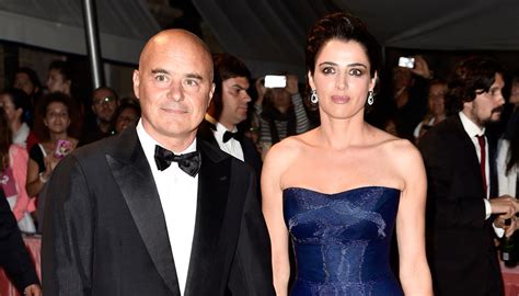 La bellissima luisa ranieri, classe 1973, ha raccontato al settimanale grazia, di aver recentemente condiviso un'esperienza lavorativa insieme a suo marito, luca zingaretti. Luca Zingaretti, rissa con i paparazzi a Milano mentre ...