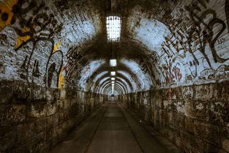 In secret movie reviews & metacritic score: Secret tunnels in Barcelona - ShBarcelona