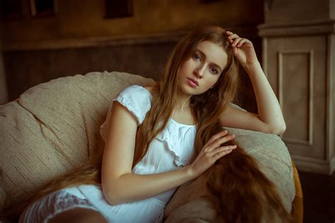 Фото Модель Алекс в белом платье сидит на кресле Фотограф Денис Котов