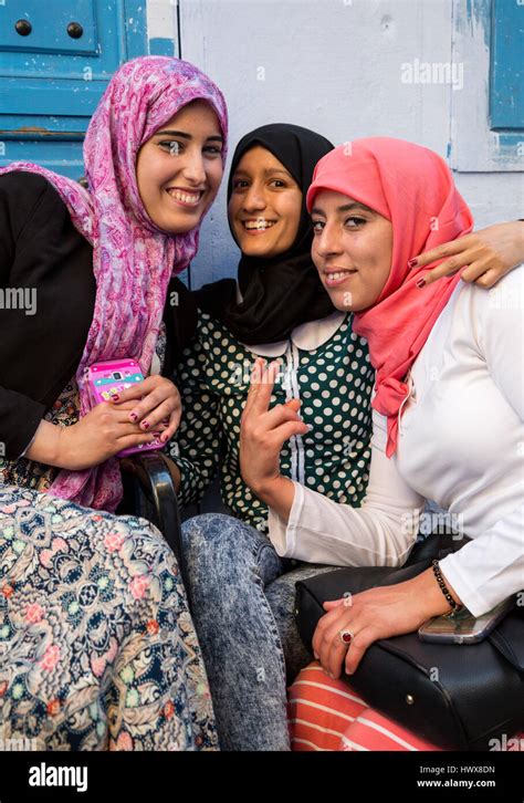 Chefchaouen Marokko Junge Arabische Frauen Posieren Für Ihr Bild Stockfotografie Alamy