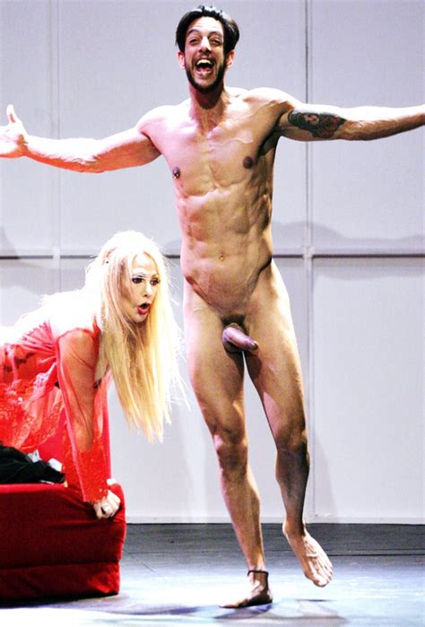 Joaquín Ferreira desnudo integral muestra sus centímetros en su nuevo proyecto teatral