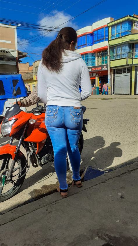 Chava Nalgona En La Calle Con Pantalón De Mezclilla Mujeres Bellas En