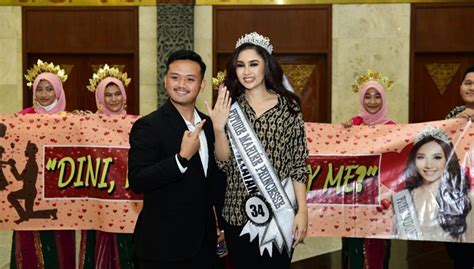 Romantis Finalis Puteri Indonesia 2022 Dini Nur Fitri Widjaya Dilamar