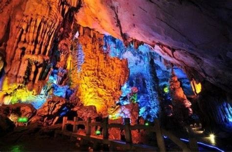 Пещера тростниковой флейты в автономном районе Гуанси в Китае является