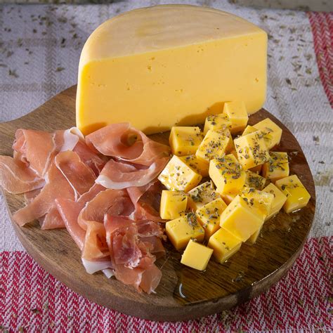 Enrole as bolinhas em pedaços de. Queijo Prato e Presunto Parma - Grupo PQ Alimentos