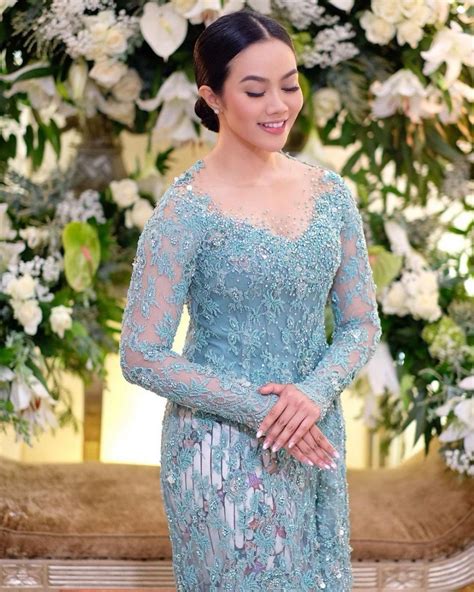 Inspirasi Kebaya Modern Warna Biru A La Seleb Indonesia