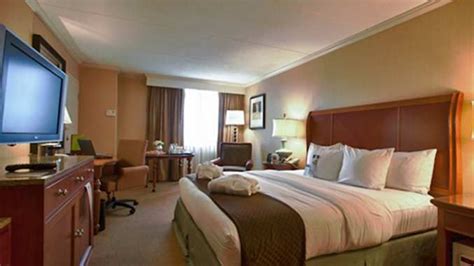The Doubletree By Hilton Cleveland East Beachwood Beachwood Oh Standard King Guest Room