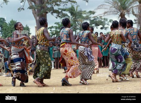 Congo Afrique Centrale Festivals Danseuses En Costume Traditionnel