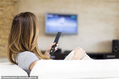 Binge Watching Your Favourite Tv Series Is Bad For Your Brain Expert Warns Daily Mail Online