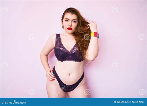 Jeune Rousse Plus Taille Femme Portant Lingerie Sexy Debout Sur Fond