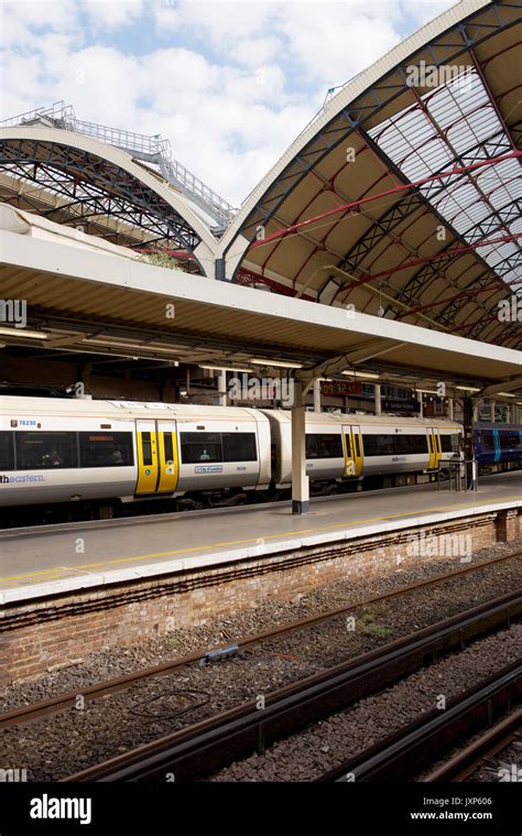 South Eastern Train At London Victoria Railway Station Stock Photo Alamy